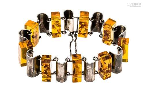 Amber bracelet Fischland 835/000 with 9 amber elements 21 x 7 mm, socket wi