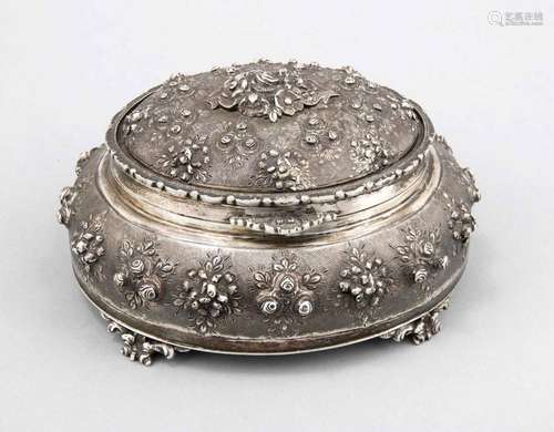 Oval lidded box, Italy, 20th century, silver 800/000, gilded interior, on 4