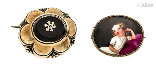 Convolute 2 brooches, 1x foam gold brooch with an oval onyx plate and a see