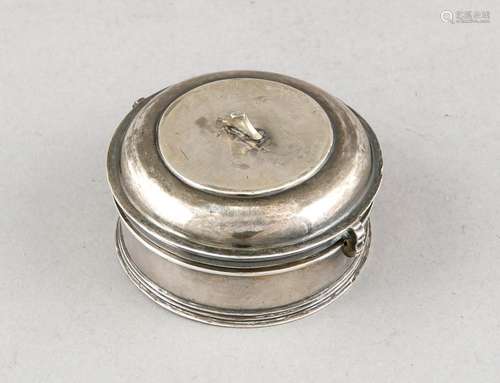 Round lidded box, around 1900, silver tested, gilding inside, profiled rim,