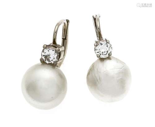 Pearl brilliant earrings WG 585/000, each with a buton-shaped cultured pear