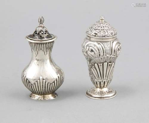 Two salt shakers, England, 20th cent., Sterling silver 925/000, 1 round bas