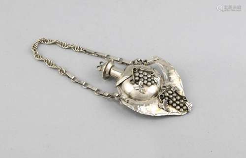 Small bottle on a chain, around 1900, plated, round body, slender neck, shi