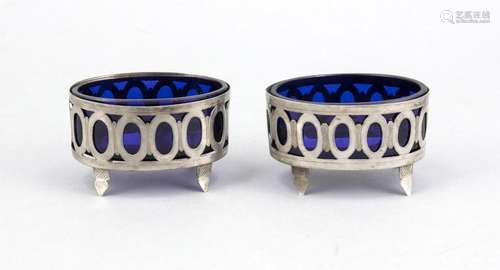 Pair of oval salt cellars, 20th cent., silver tested, on 4 feet, straight o