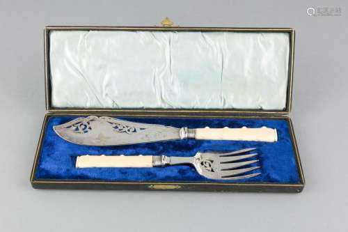 Two pieces fish serving Cutlery, England, 1902, hallmarked William Beatson