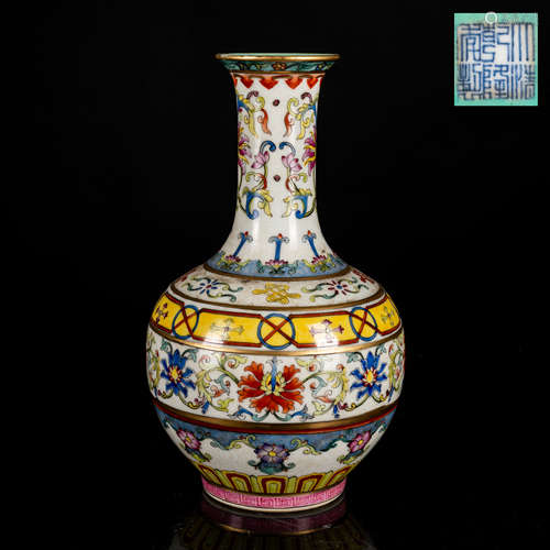 Late Qianlong Early Jiaqing Vase