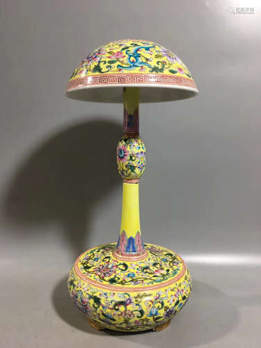 A FAMILLE-ROSE FLORAL PATTERN CAP HOLDER