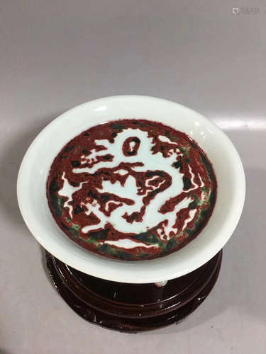 AN UNDERGLAZE RED DRAGON PATTERN TRIPOD PLATE