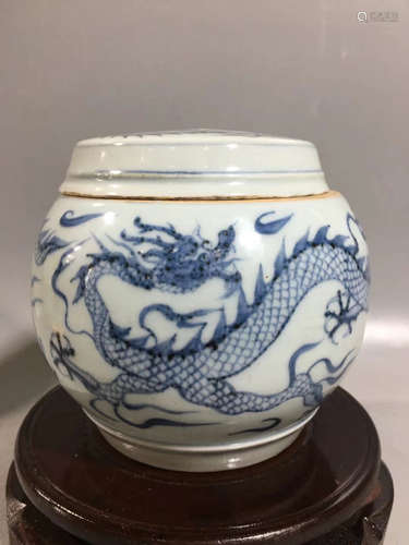 A BLUE & WHITE DRAGON PATTERN CRICKET CAN