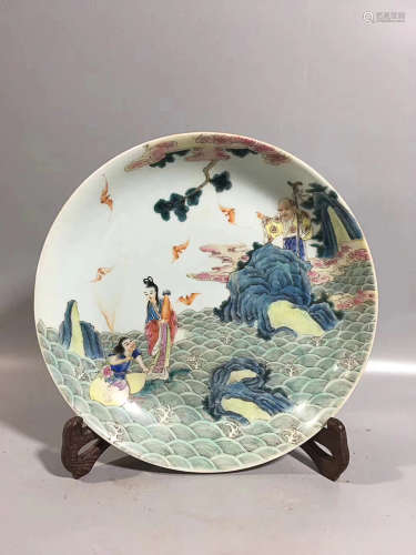 A FAMILLE ROSE GOD PATTERN PLATE