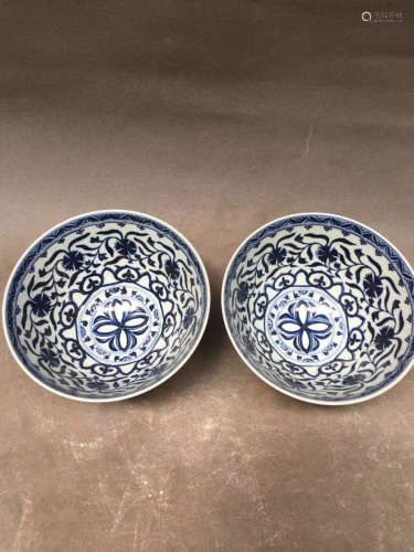A PAIR OF BLUE&WHITE FLOWER PATTERN BOWLS