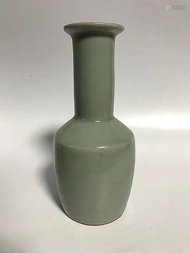 A LONG QUAN KILN CELADON-GLAZED VASE