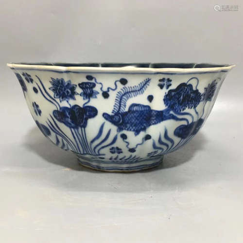 A FISH AND ALGAE PATTERN BLUE&WHITE BOWL