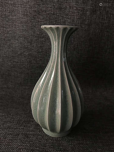 A AGATE GLAZE CELADON-GLAZED MELON VASE