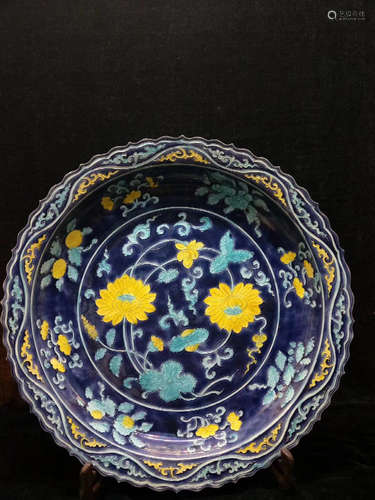 A FAHUA COLOUR INTERLOCKED LOTUS PATTERN PLATE