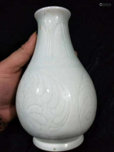 A GREEN WHITE GLAZE FLORAL PATTERN OKHO SPRING VASE