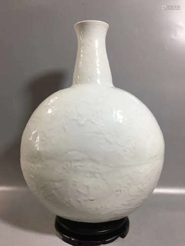 A LOVELY WHITE GLAZE DRAGON PATTERN MOON SHAPED VASE