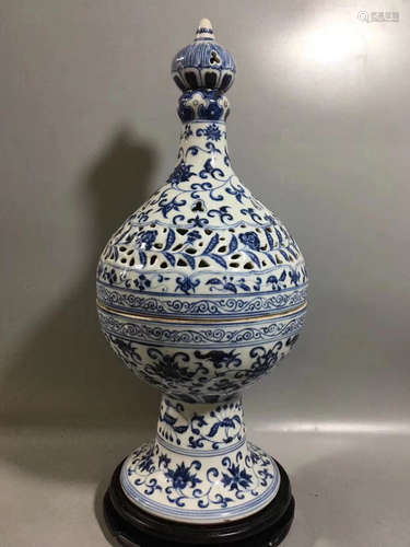 A BLUE&WHITE INTERLOCKED FLORAL PATTERN AROMA BURNER