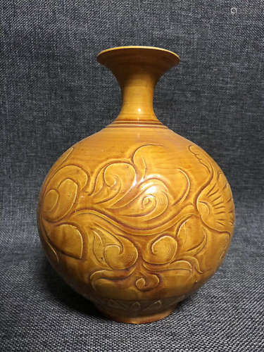 A NORTHREN SONG YAO ZHOU KILN YELLOW GLAZE FLOWERS DESGIN VASE