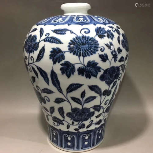 A FLOWER PATTERN BLUE&WHITE PLUM VASE