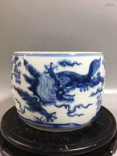 A BLUE&WHITE DRAGON PATTERN CRICKET CAN