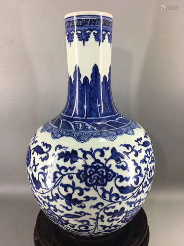 A FLOWER PATTERN BLUE&WHITE GLOBULAR SHAPE VASE