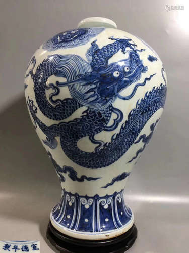 A BLUE AND WHITE DRAGON PATTERN MEI VASE