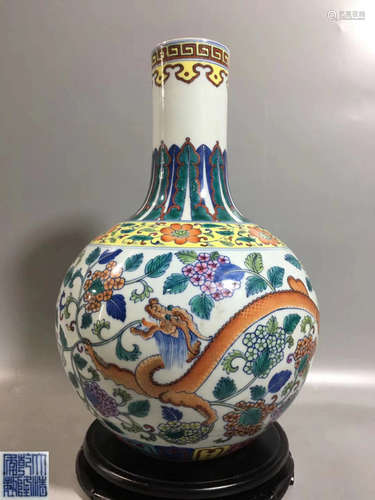 A WUCAI GRAGON PATTERN VASE