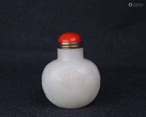 A HETIAN JADE CARVED SNUFF BOTTLE