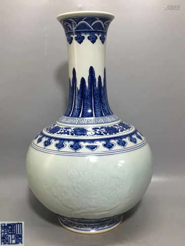 A BLUE AND WHITE DRAGON PATTERN VASE