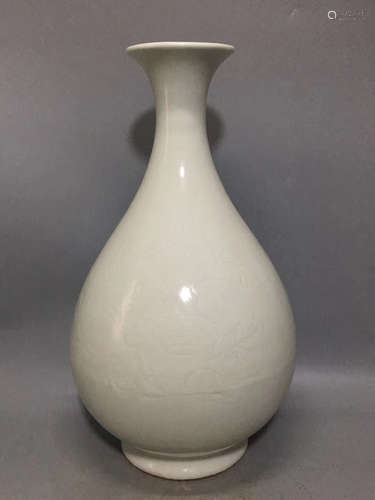 A WHTIE GLAZED FLOWER PATTERN YUHUCHUN VASE