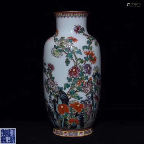 A FAMILLE-ROSE FLORAL PATTERN VASE