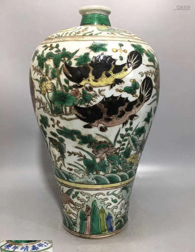 A PRIME THREE-COLOR GLAZED FISH AND SEAWEED PETTERN MEI VASE