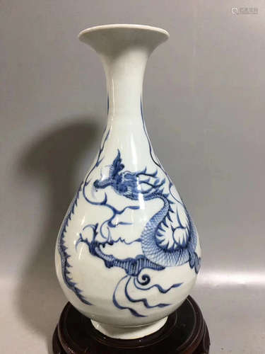 A BLUE AND WHITE E YUHUCHUN VASE