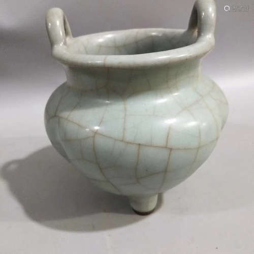 A GUAN KILN CELADON-GLAZED TRI-FEET CENSER