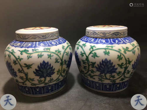 A PAIR OF LOTUS LEAF SCROLL PATTERN TEMPLE JAR