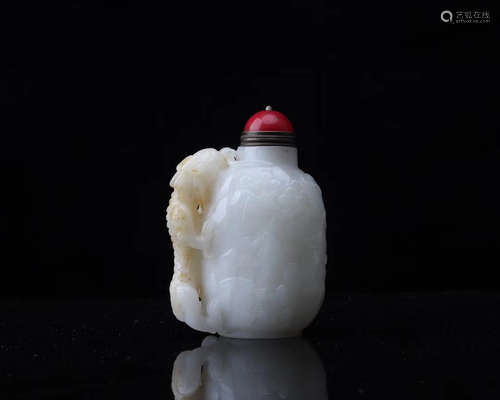 A HETIAN JADE SNUFF BOTTLE