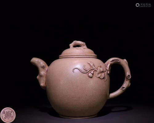 A LEAF CARVED TEAPOT