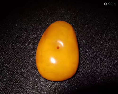 A OLD TIBETAN MILA AMBER ROUND BEAD