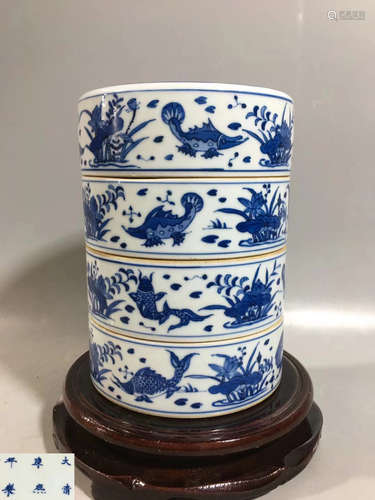 A BLUE AND WHITE FISH AND SEAWEED PATTERN BOX