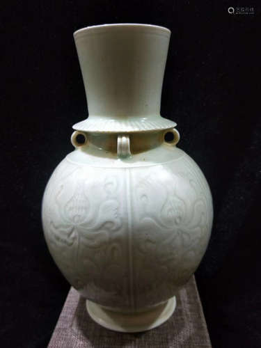 A HUTIAN KILN BLUISH WHITE GLAZED VASE