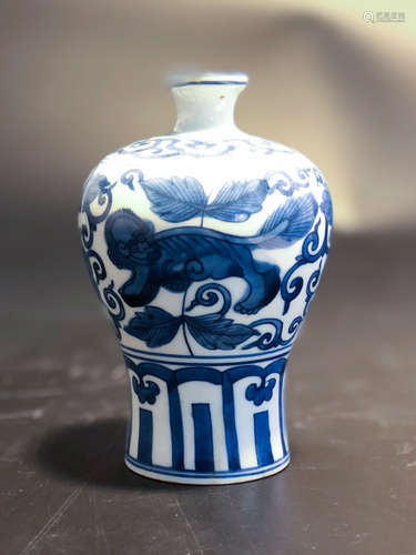 CHINESE BLUE AND WHITE PORCELAIN MEIPING VASE