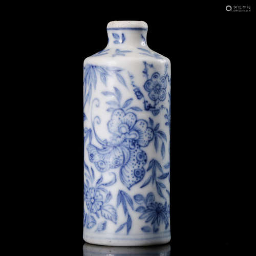 CHINESE BLUE AND WHITE PORCELAIN SNUFF BOTTLE