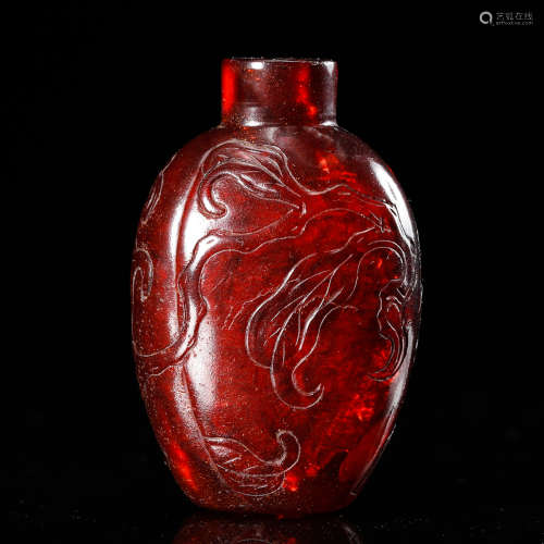 CHINESE AMBER CARVED SNUFF BOTTLE