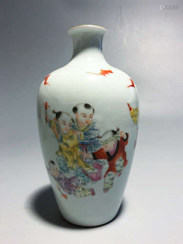 CHINESE FAMILLE ROSE PORCELAIN VASE