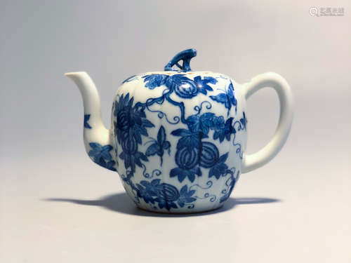 CHINESE BLUE AND WHITE PORCELAIN TEA POT