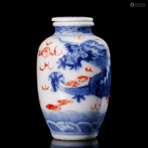 CHINESE BLUE AND WHITE PORCELAIN SNUFF BOTTLE