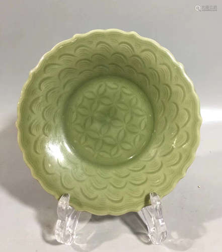 A CELAGON GLAZED FLORAL PATTERN PLATE