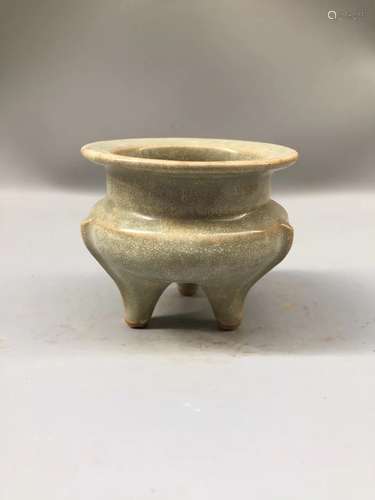 A LONGQUAN TRIPOD CENSER