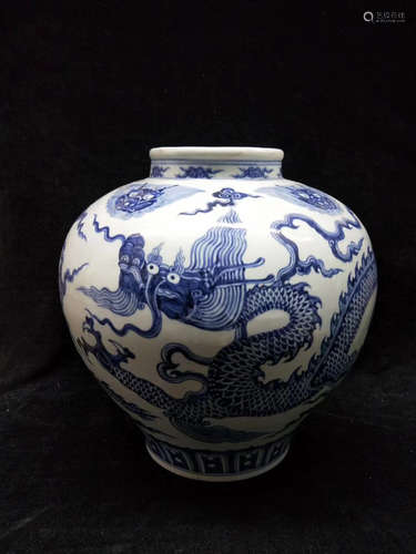 A BLUE AND WHITE DRAGON PATTERN VASE